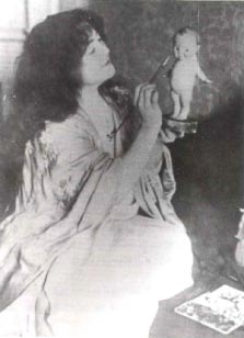ローズオニールがキューピー人形にペイントしている写真